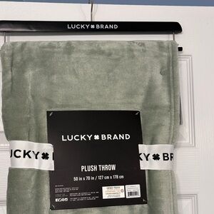 Lucky Brand plush acrylic throw, NWT